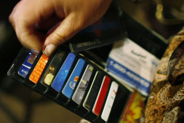 datoria cumulata de pe cardurile de credit ale americanilor a depasit 12 trilioane de dolari 67aeecd188de1