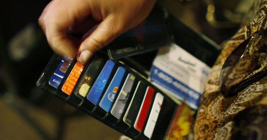 datoria cumulata de pe cardurile de credit ale americanilor a depasit 12 trilioane de dolari 67aeecd188de1