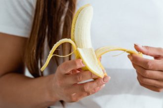 de ce sa nu indepartezi firele albe de pe banane descoperirea facuta de medici 67b746d5059c6