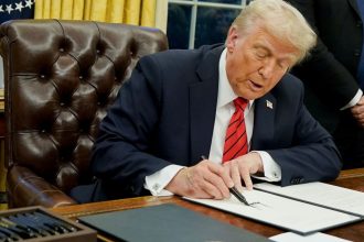 donald trump a semnat ordinul prin care impune taxe vamale la importurile de otel si aluminiu fara exceptie sau scutire 67aaeef28e14c