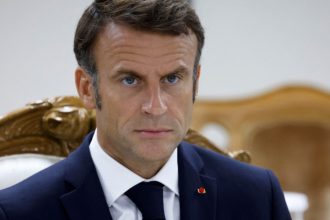 emmanuel macron a depus plangere dupa ce un artist l a pictat cu capul taiat 67a473a41e2af