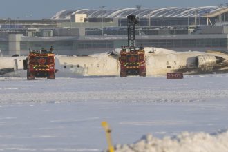 eram toti cu capul in jos atarnand pasagerii avionului rasturnat pe pista marturii despre accidentul aviatic din toronto 67b447f0c669c