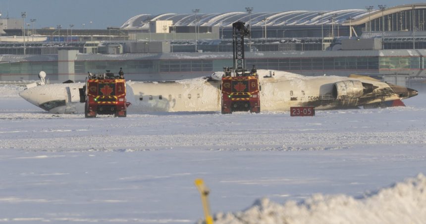 eram toti cu capul in jos atarnand pasagerii avionului rasturnat pe pista marturii despre accidentul aviatic din toronto 67b447f0c669c