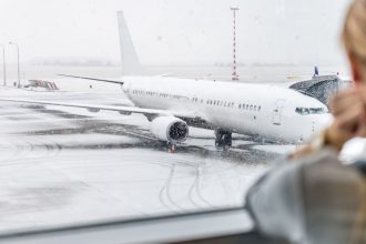 exclusiv operatiuni contracronometru cum sunt pregatite avioanele sa decoleze de pe otopeni pe timp de iarna 67b86ec869075