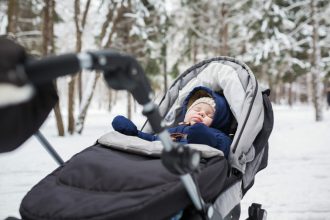 expunerea copiilor la aer rece practici scandinave pentru un somn sanatos in carucior chiar si iarna 67bc70b5dfda8