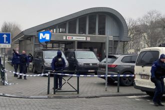 galerie foto alerta in bruxelles doi barbati inarmati cu kalasnikov cautati de politisti mai multe statii de metrou inchise 67a45e8466b13