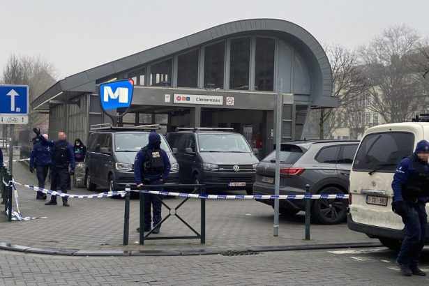 galerie foto alerta in bruxelles doi barbati inarmati cu kalasnikov cautati de politisti mai multe statii de metrou inchise 67a45e8466b13