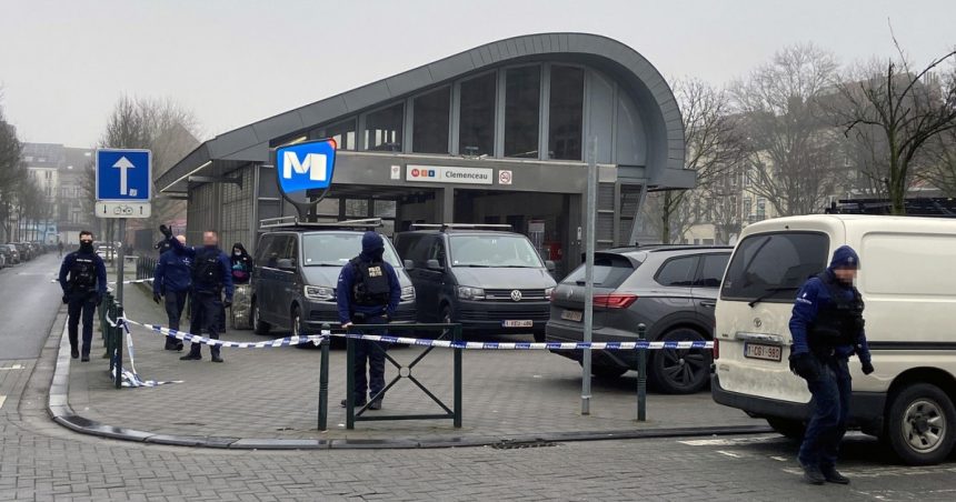 galerie foto alerta in bruxelles doi barbati inarmati cu kalasnikov cautati de politisti mai multe statii de metrou inchise 67a45e8466b13