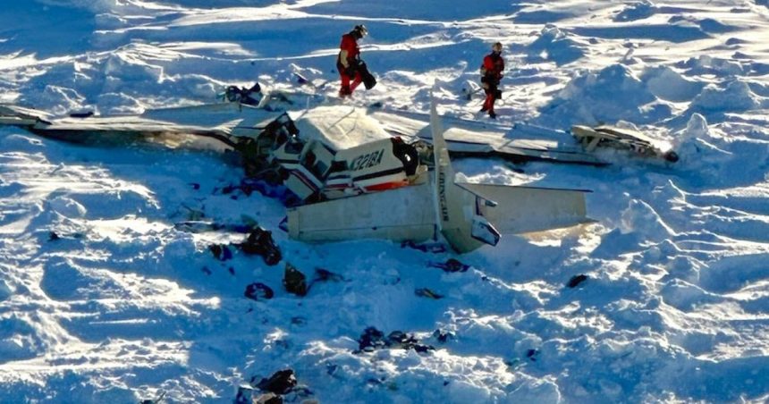galerie foto avionul de pasageri dat disparut in alaska a fost gasit toti cei zece oameni aflati la bord au murit 67a70c0717064