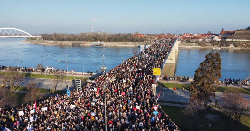 galerie foto imagini impresionante din serbia unde zeci de mii de oameni au blocat podurile peste dunare la novi sad 679e7a4576aaf