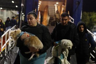 galerie foto oamenii au luat cu asalt feriboturile ca sa paraseasca insula santorini nimeni nu a putut dormi noaptea trecuta 67a1befeb45e0