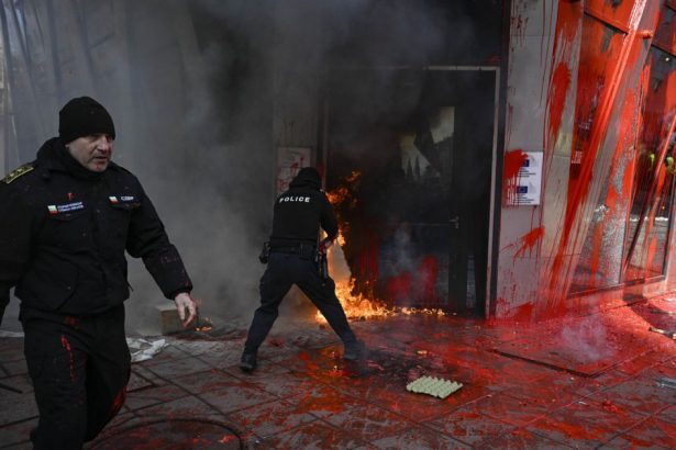 galerie foto proteste violente in bulgaria sustinatorii unui partid ultranationalist au dat foc la reprezentanta ue din sofia 67ba0222d2858