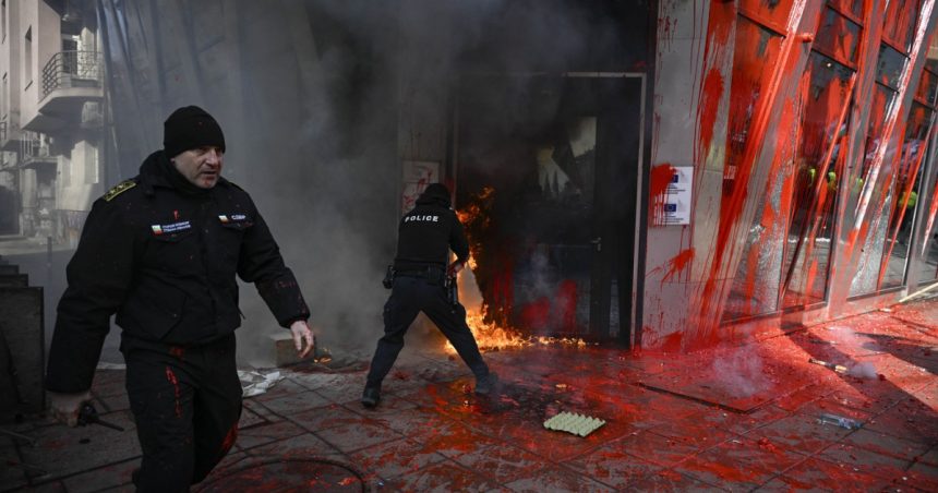 galerie foto proteste violente in bulgaria sustinatorii unui partid ultranationalist au dat foc la reprezentanta ue din sofia 67ba0222d2858