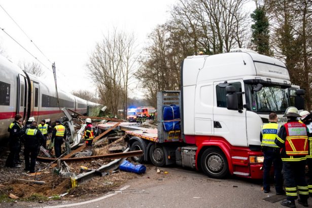 galerie foto un mort si 11 raniti in urma coliziunii unui tren de mare viteza cu o semiremorca langa hamburg 67ab89b2312ac