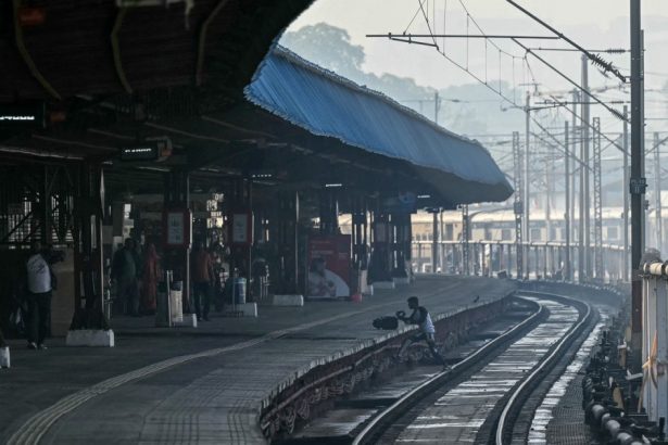 haosul produs de aglomeratie la o gara din new delhi india a ucis cel putin 15 oameni inclusiv trei copii 67b17f6ad2a88