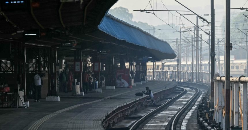 haosul produs de aglomeratie la o gara din new delhi india a ucis cel putin 15 oameni inclusiv trei copii 67b17f6ad2a88