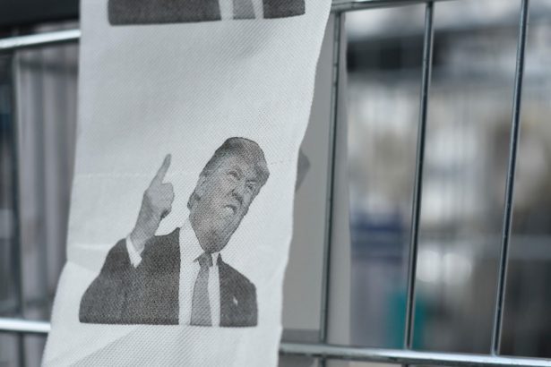 hartia igienica si rezistenta anti trump cum a ajuns un manual de sabotaj din anii 1940 cea mai citita carte din sua 67a84166105c9