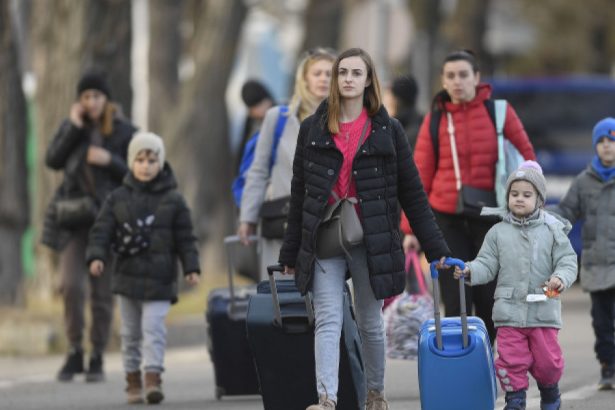 in lipsa de bani numerosi ucraineni se intorc in tara lor aflata in continuare in razboi impingem oamenii spre o alegere imposibila 67af74c04ec39