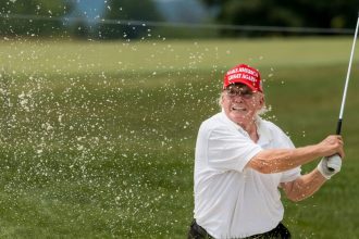 in timp ce angajatii federali sunt obligati sa revina la birou donald trump lucreaza remote la clubul de golf de la mar a lago 67b567281cac3