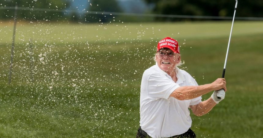 in timp ce angajatii federali sunt obligati sa revina la birou donald trump lucreaza remote la clubul de golf de la mar a lago 67b567281cac3