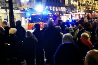 incendiu intr un teatru parizian in timpul unui spectacol 1 500 de oameni au fost evacuati 67b01ff1cdf74