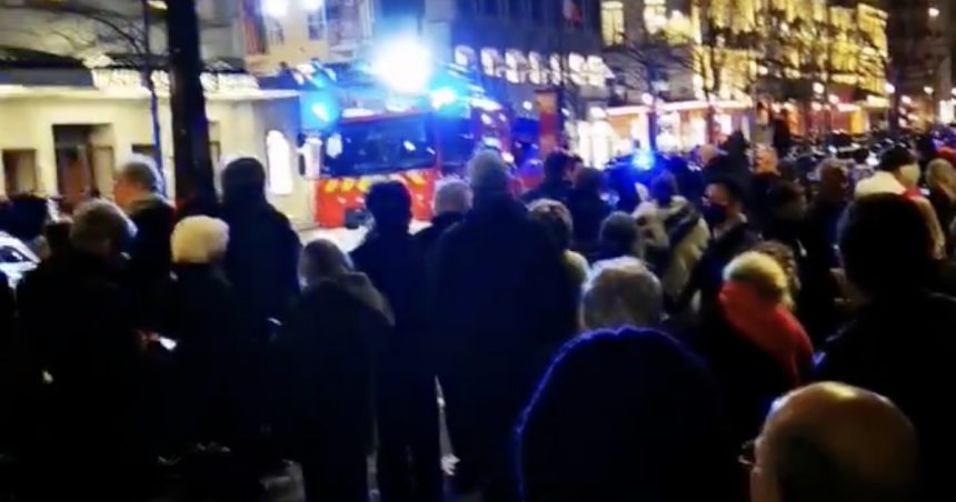 incendiu intr un teatru parizian in timpul unui spectacol 1 500 de oameni au fost evacuati 67b01ff1cdf74
