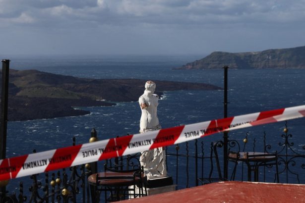 insula santorini se afla in fata a 3 scenarii dupa miile de cutremure spune un expert in dezastre naturale 67a5c8940a44b