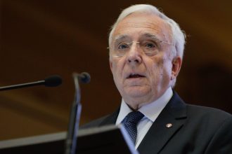 isarescu nu e cazul sa se deprecieze cursul pentru ca avem o gramada de tensiuni un razboi comercial sua ue va crea recesiune 67b3635ca7cc7