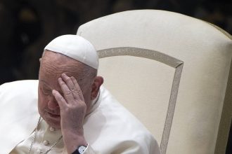 medicii anunta o situatie complexa in cazul starii de sanatate a papei francis si au decis sa i schimbe tratamentul 67b380b367887