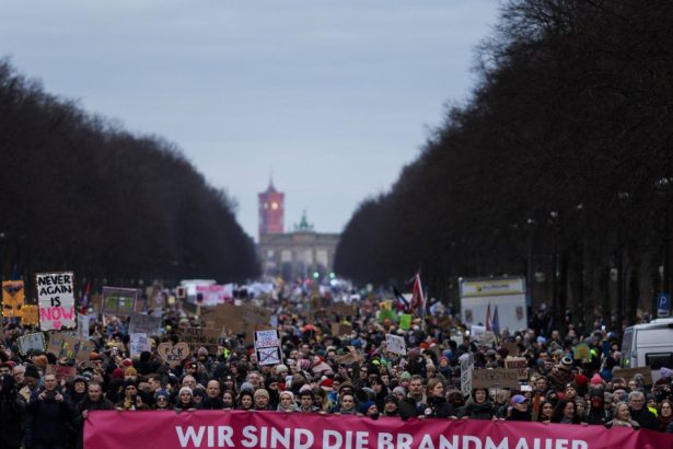 mii de oameni s au adunat in berlin pentru a protesta impotriva colaborarii dintre cdu si extrema dreapta 679fa9c8cd960