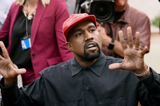 noua afacere a lui kanye west vinde tricouri imprimate cu svastici pe internet 67b177a74368f