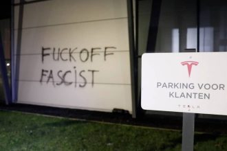 o filiala din olanda a companiei tesla detinuta de miliardarul elon musk a fost vandalizata ce au scris protestatarii 67a0e50625ead