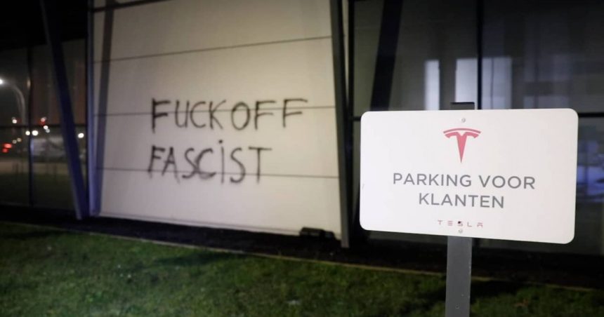 o filiala din olanda a companiei tesla detinuta de miliardarul elon musk a fost vandalizata ce au scris protestatarii 67a0e50625ead