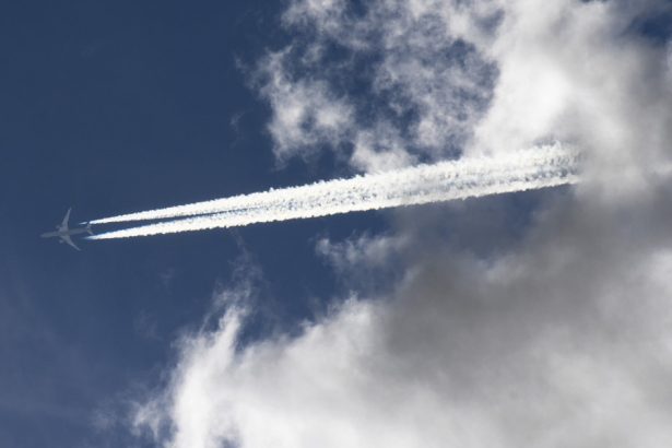poluarea a crescut din cauza razboiului din ucraina devierea traficului aerian a dus la cresterea consumului de combustibil 67ac972ad24da