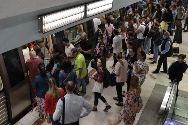protest cu exces de zel la metrou verificarile sunt atat de riguroase incat trenurile intarzie unde sunt cele mai mari probleme 67ab4ca87b241