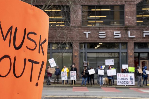 proteste in fata showroomurilor tesla din sua americanii sunt furiosi pe elon musk 67b1f81cbcce5