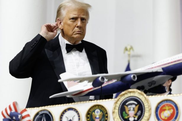 trump a inspectat o aeronava boeing ca sa arate ca e suparat ca intarzie livrarea noului air force one 67b0e83f307b7