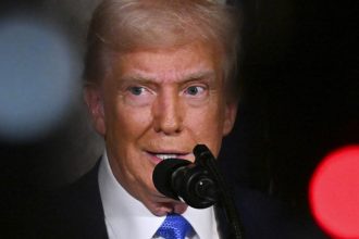 trump spune ca s ar putea intalni cu putin in aceasta luna si sugereaza kievului sa organizeze alegeri 67b579c41800a