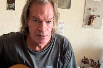 un artist rus care era critic la adresa razboiului din ucraina a murit dupa ce a cazut de la geam in timpul unui raid al politiei 67a5bac614516