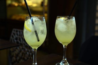 un barman a fost arestat dupa ce doi turisti pe care i a servit cu limoncello contrafacut au murit in vietnam 67a6414ac60ee