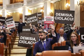 usr nu a votat bugetul pe 2025 psd si pnl taie de la pensionari si copii dar lasa privilegiile specialilor 67a461e629477