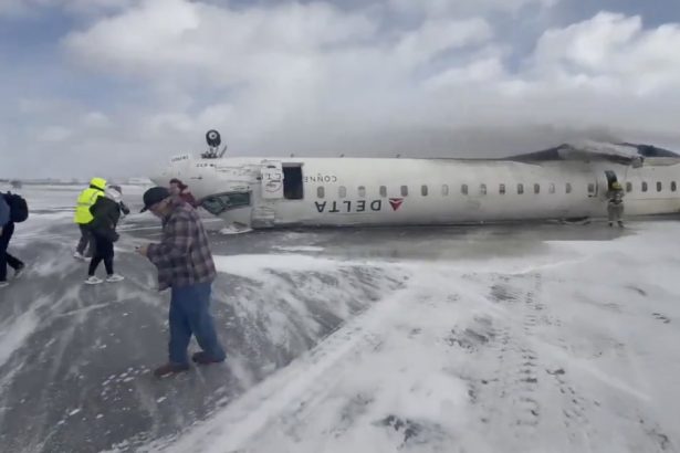 video accident aviatic la toronto un avion delta airlines este pe pista rasturnat fara aripi 67b3a9ec54b37