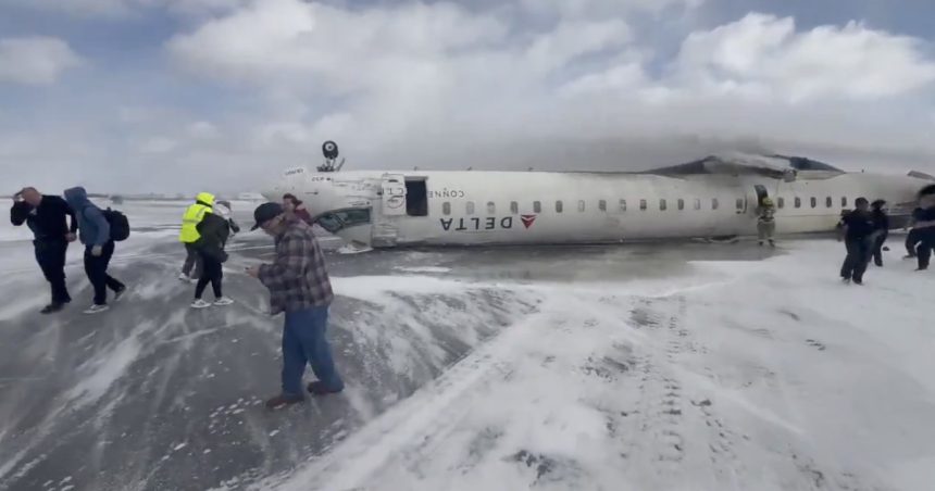 video accident aviatic la toronto un avion delta airlines este pe pista rasturnat fara aripi 67b3a9ec54b37