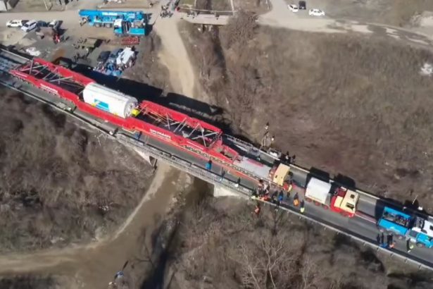 video cum a trecut transportul agabaritic record pentru romania peste podul din conop arad s a utilizat cu succes tehnologia flyover 67bee449b6055