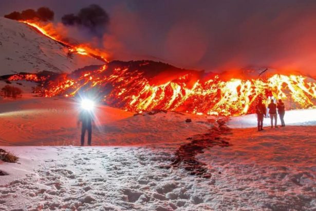 video imagini cu turisti care schiaza chiar pe langa lava vulcanului etna care este din nou activ autoritatile se plang ca oamenii ii ignora 67b4b4f2248bf