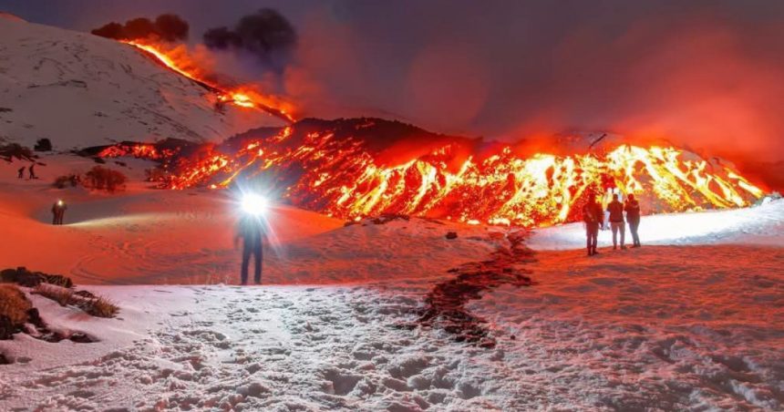 video imagini cu turisti care schiaza chiar pe langa lava vulcanului etna care este din nou activ autoritatile se plang ca oamenii ii ignora 67b4b4f2248bf