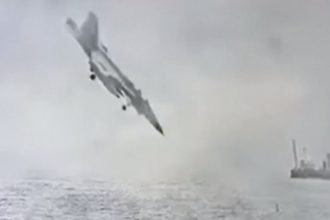 video momentul in care un avion de lupta american se prabuseste in golful san diego 67ae1406f32fa