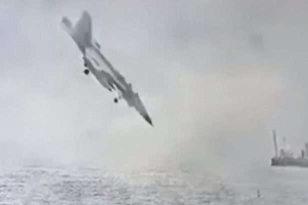 video momentul in care un avion de lupta american se prabuseste in golful san diego 67ae1406f32fa
