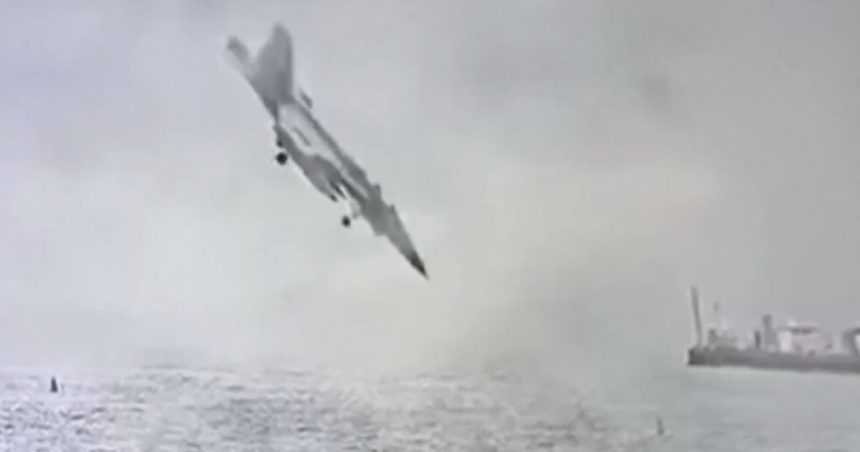 video momentul in care un avion de lupta american se prabuseste in golful san diego 67ae1406f32fa