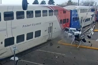 video momentul in care un tren spulbera un suv aflat pe sine la cateva secunde dupa ce soferul intra in panica si abandoneaza masina 67ae27029903d